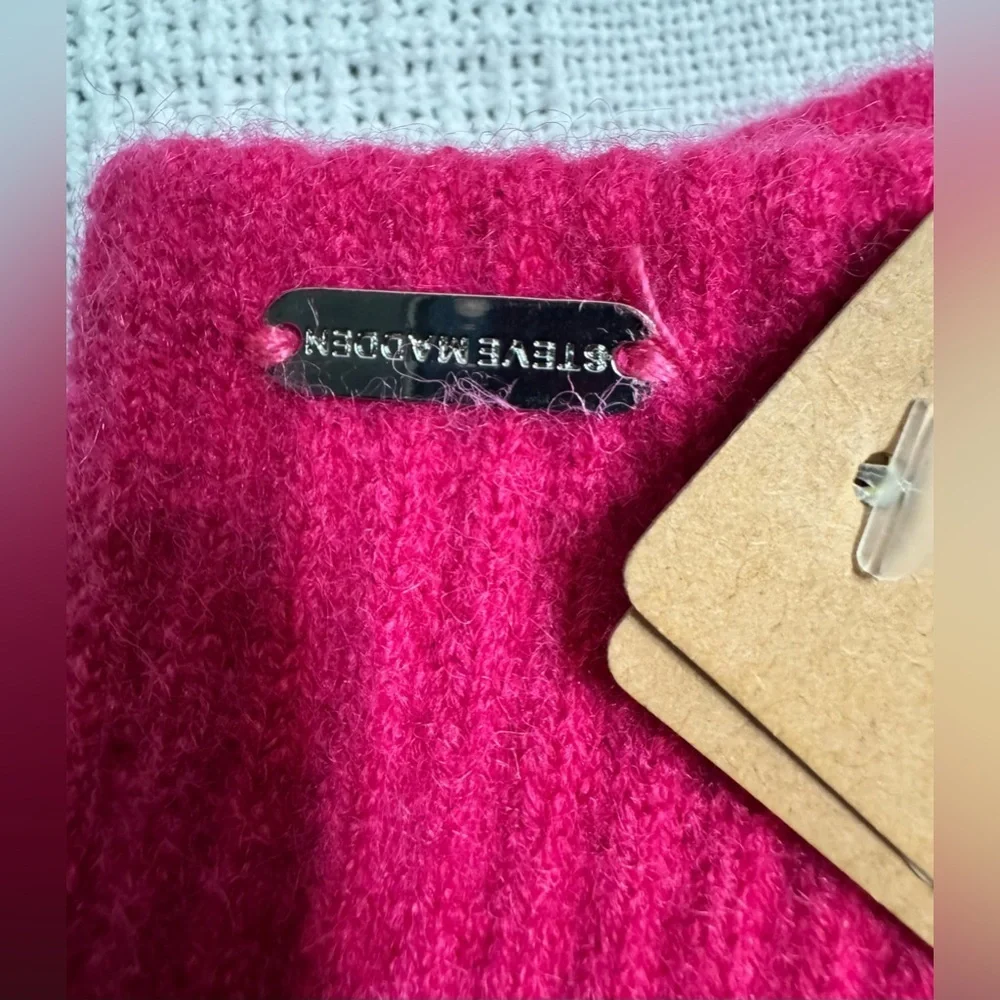 Steve Madden Fuchsia Knit Gloves